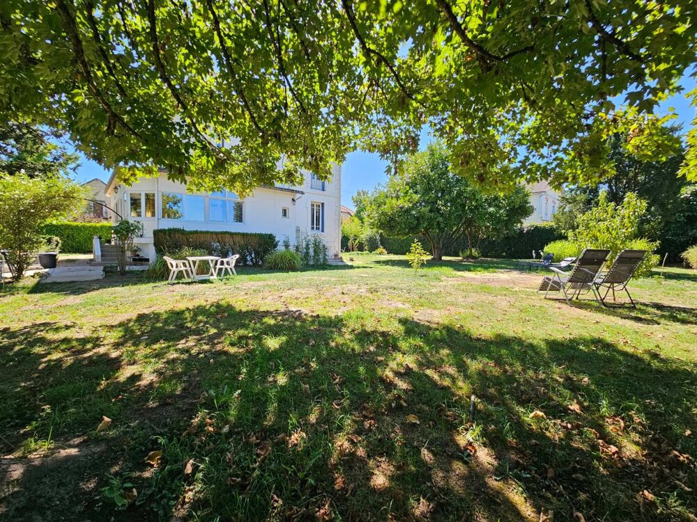 Un petit manoir au charme fou, entouré de verdure