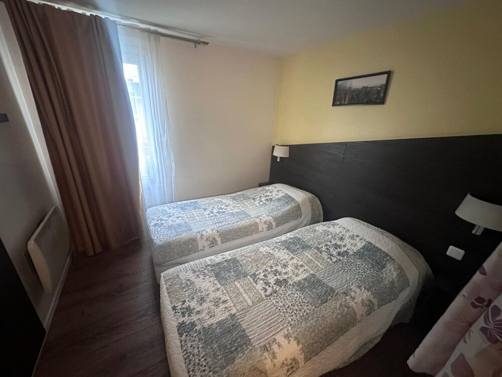   Deux hotels de +122 chambres,3 salles de réception. Versailles