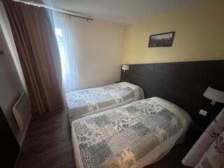   Deux hotels de +122 chambres,3 salles de réception. Versailles