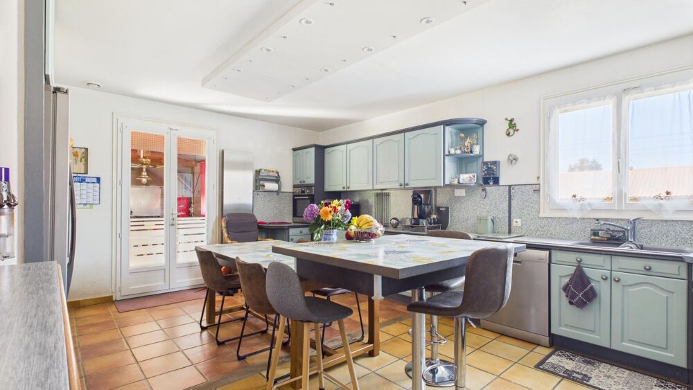 Coup de coeur assuré  Maison familiale de 234 m² avec piscine  Prestations rares  À 8 min de Bellac