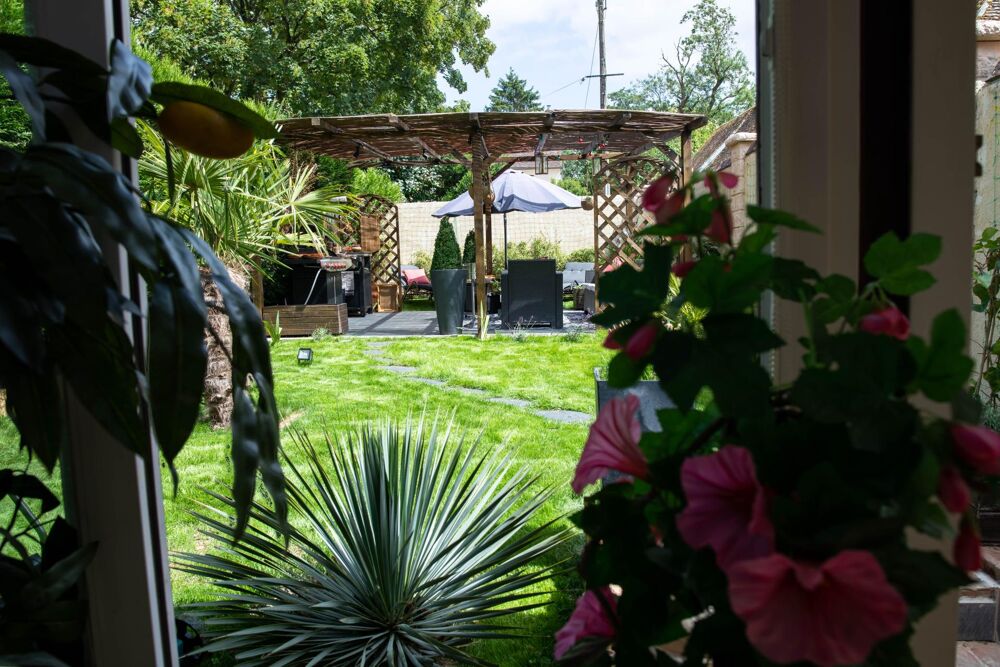 Maison de charme confortable en centre village avec extérieur