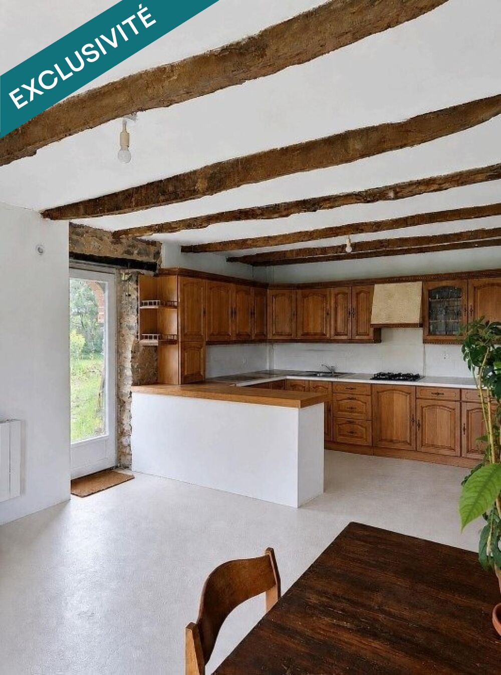 Belle maison mitoyenne, offrant de beaux volumes ainsi qu'un fort potentiel de personnalisation, avec accès routier immédiat .