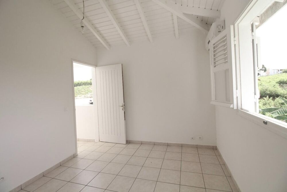 Location Appartement Spacieux T4 proche Lycée commerces transports plage Sainte-anne