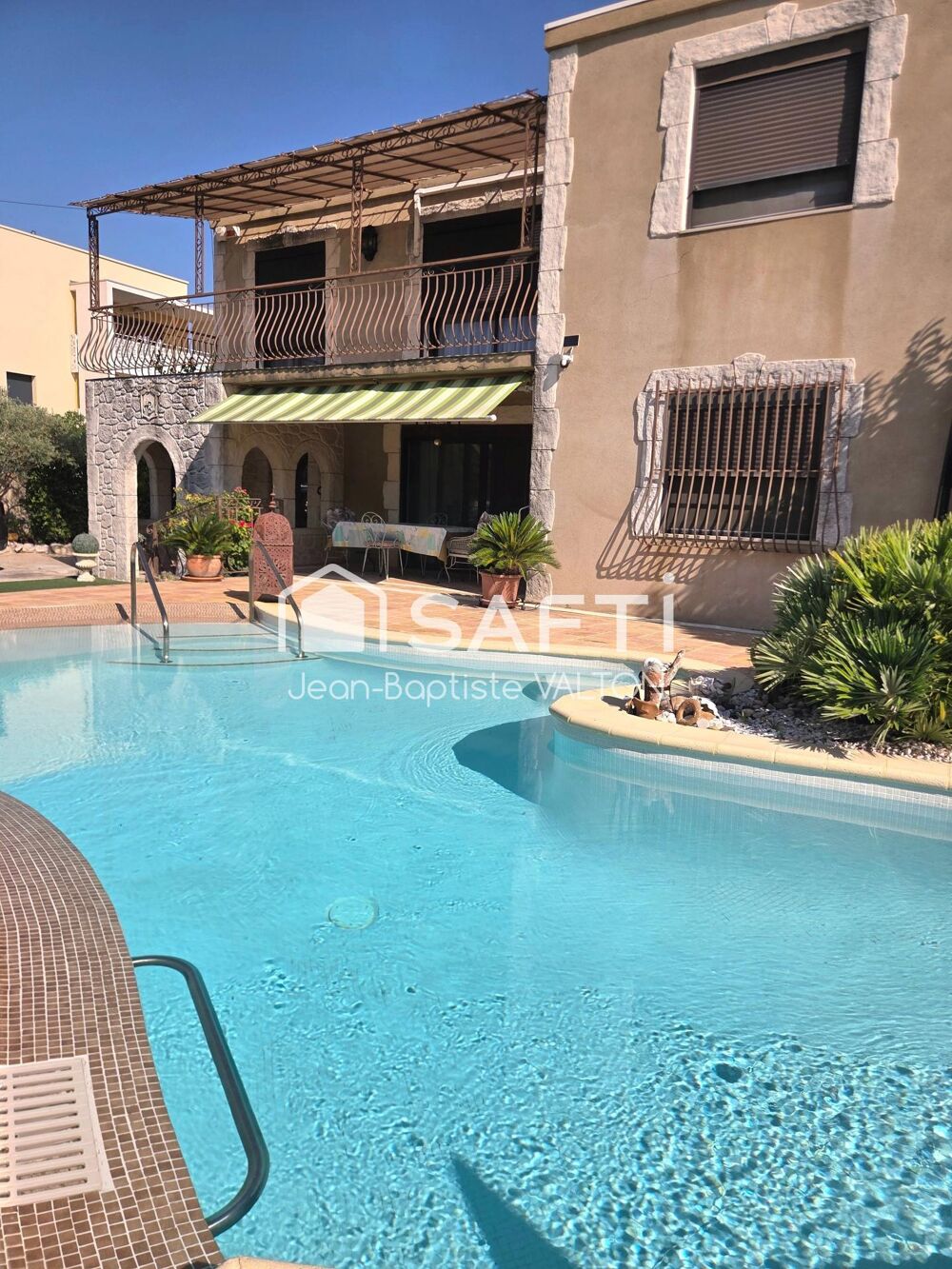 Villa contemporaine sur 2 niveaux avec piscine