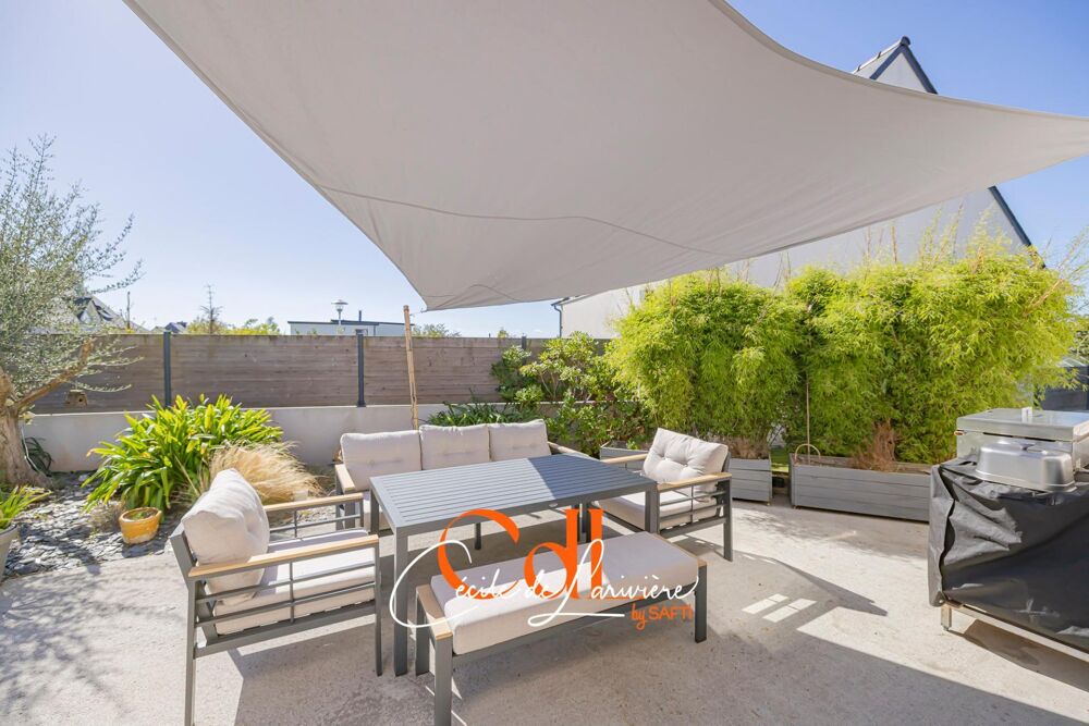 Maison contemporaine de plain-pied avec joli jardin