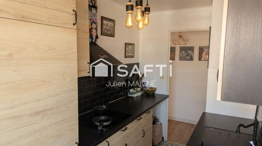 Vente Appartement Vue exceptionnelle sur le port de Toulon, calme absolu, cuisine refaite à neuf : ce T3 de 74 m² au 8ème étage de la résidence L' Toulon