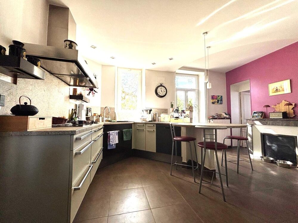 Grande Propriété, 8 chambres, jardin, stationnement 4 véhicules.