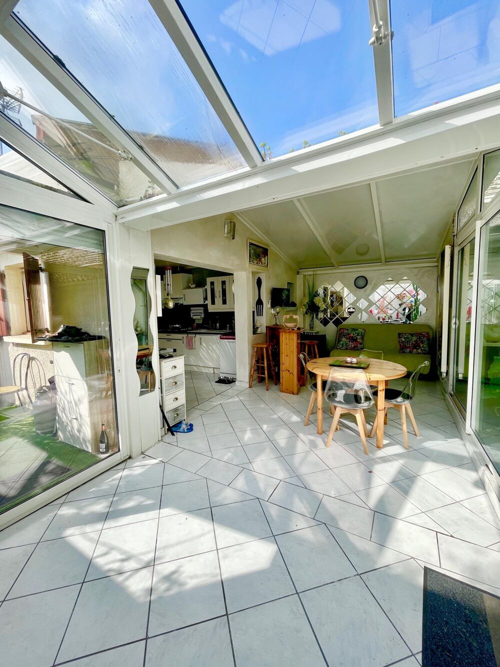 Maison T3 avec belle terrasse verdoyante de 27 m2 et place de parking dans garage