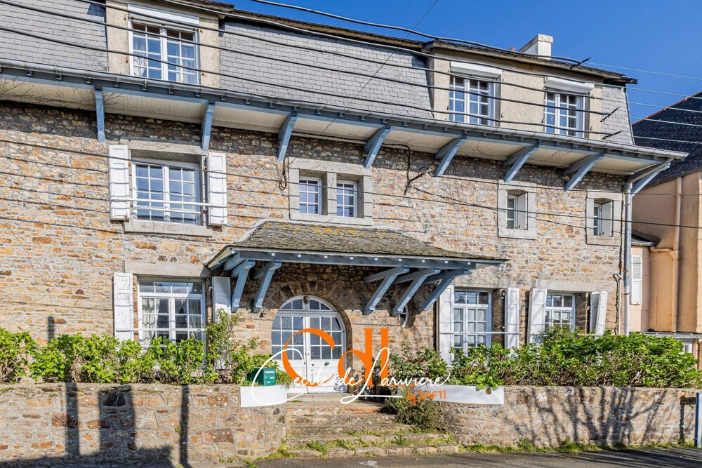 Au port et à quelques mètres de la plage, grande maison familiale.
