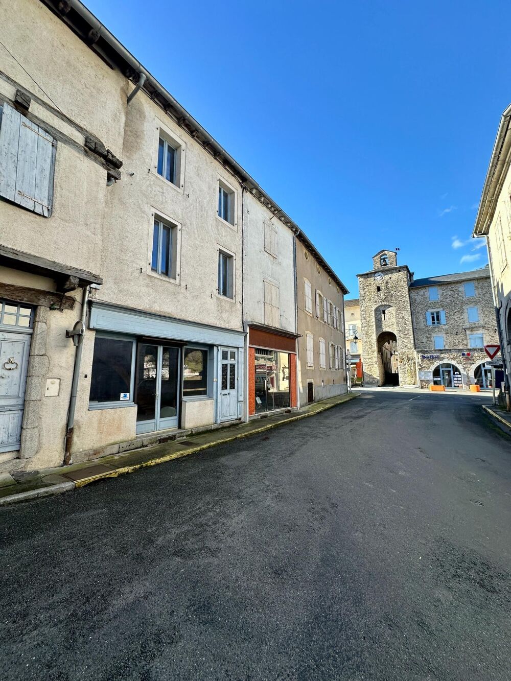 Bien atypique de plus de 350m² au coeur du village