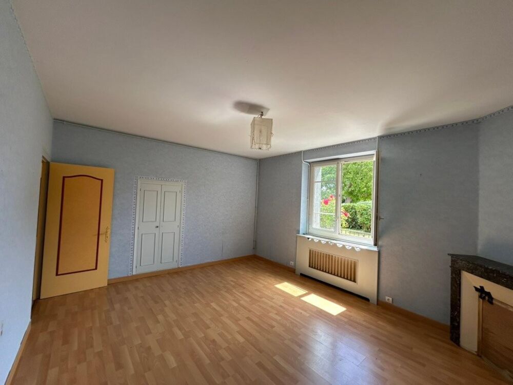 Maison dans village calme avec un beau potentiel d'agrandissement avec ses dépendances