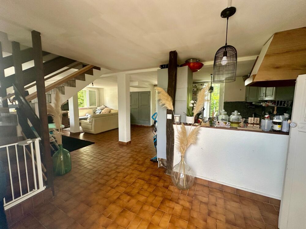 Vente Maison Maison mitoyenne d'un côté de 117m², idéalement située au cœur de la ville d'Eauze. Eauze