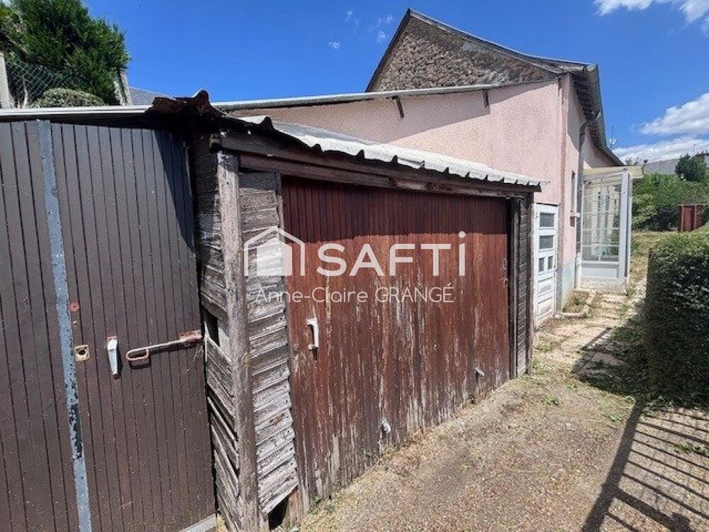 Située en plein centre-ville de Sillé-le-Guillaume, à proximité immédiate des commerces, écoles, services et de la gare, cette m