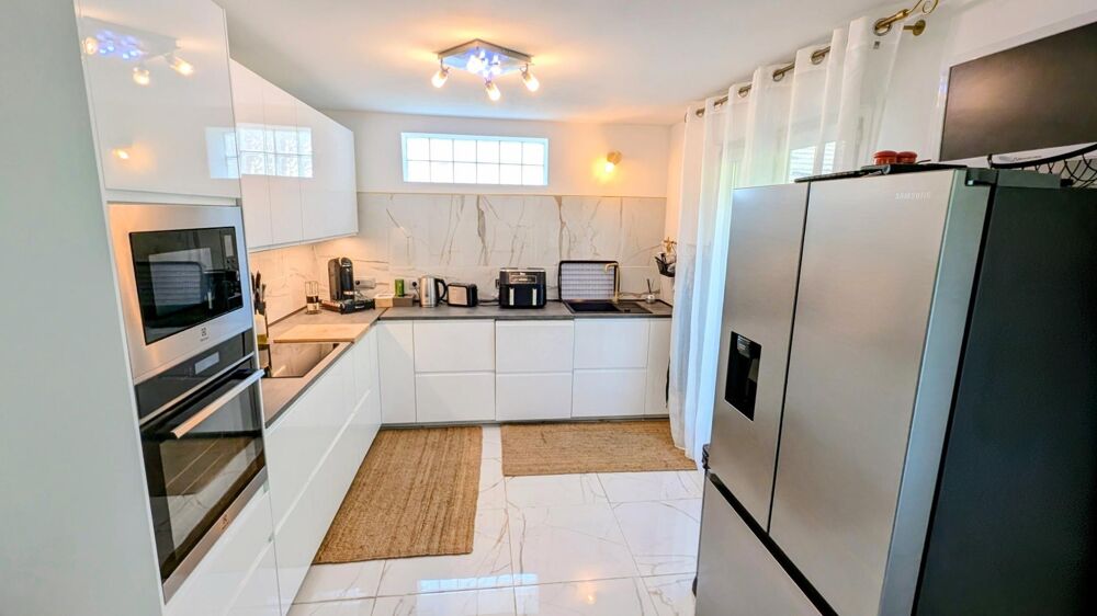 A Clichy-Sous-Bois (77500) Maison de 140 m², 6 pièces 4 chambres Terrain 400 m²