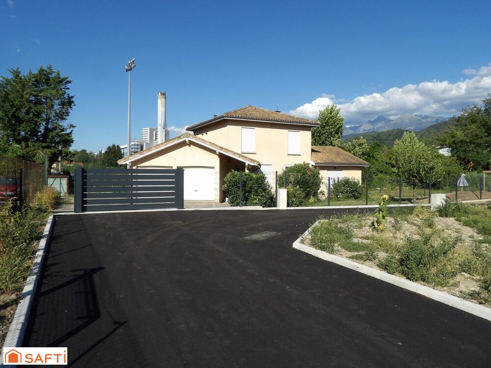 Maison familiale avec double garage et jardin au calme