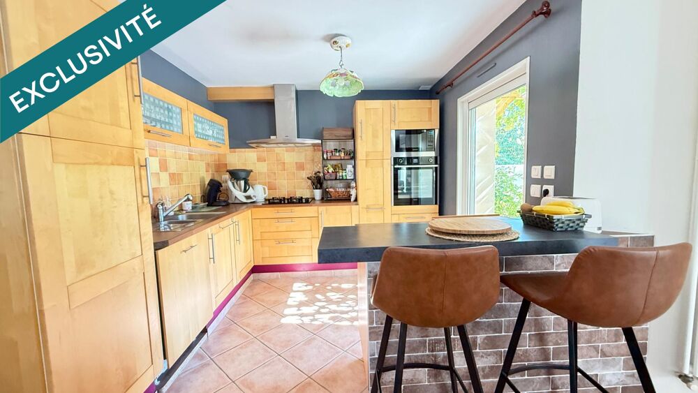 LANDÉVANT  MAISON FAMILIALE EN PLEIN BOURG