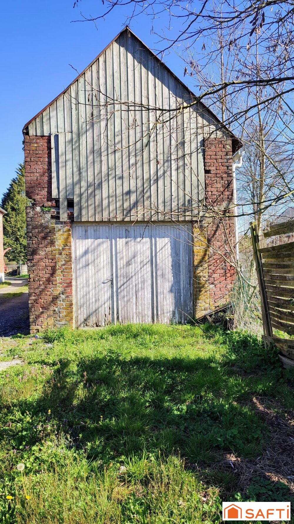 Maison semi individuelle de 163m2 à rénover entièrement avec grange de 60m2