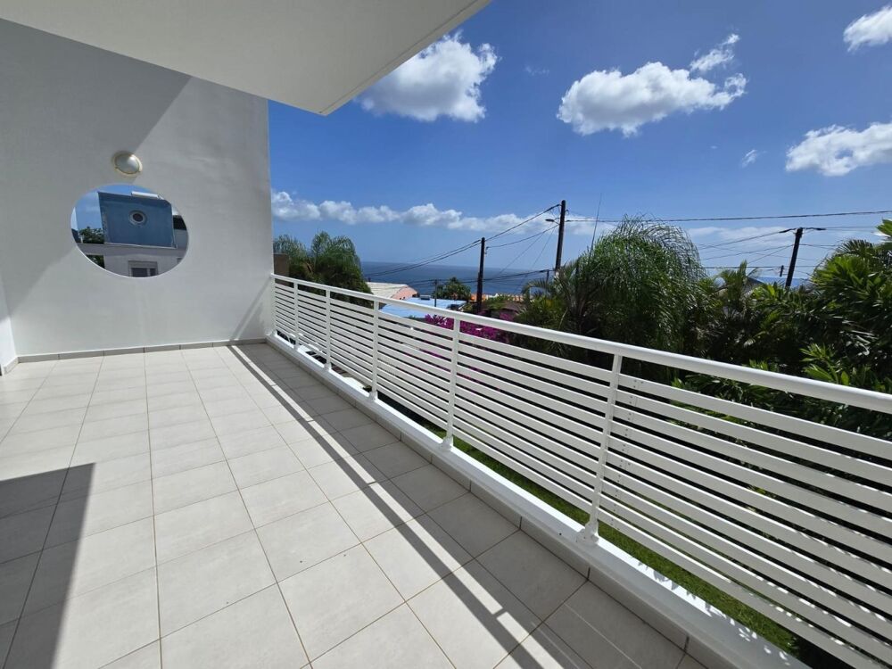 SCHOELCHER Enclos  T4 duplex avec vue mer 1490 €