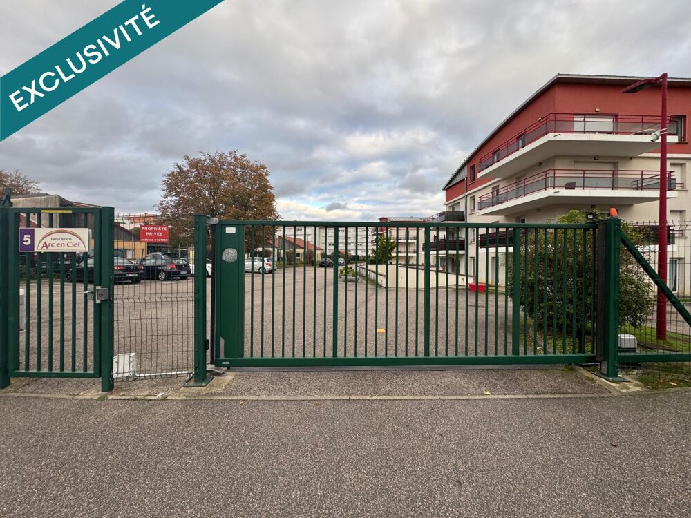 Appartement récent avec 2 balcons et 2 garages dans résidence sécurisée!