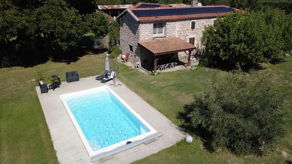 Maison en pierre rénovée alliant charme de l'ancien et confort moderne