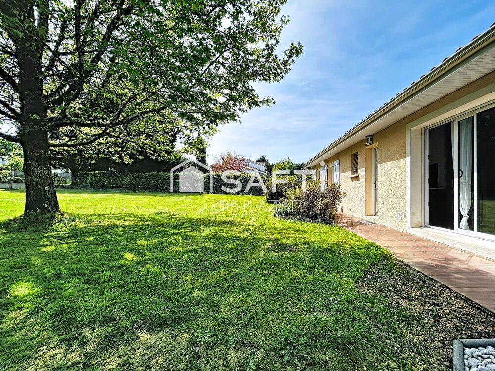 Maison de plain-pied à vendre  Sadirac (33670)  3 chambres + bureau  Piscine  2 garages  Terrain 2 700 m²