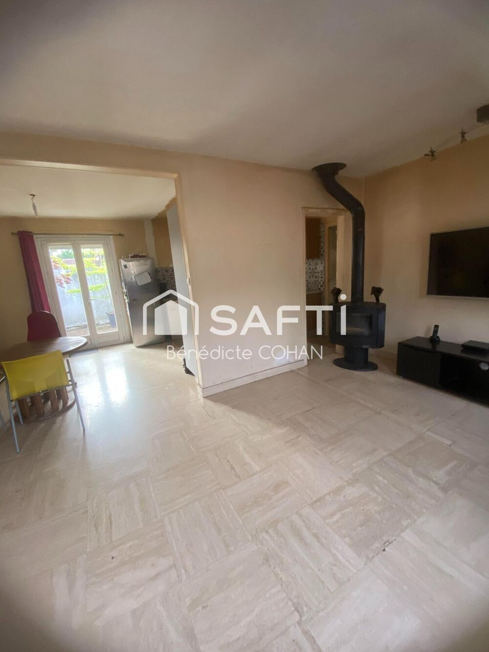Maison de maçon, trois chambres, avec grande terrasse, garage et sous sol