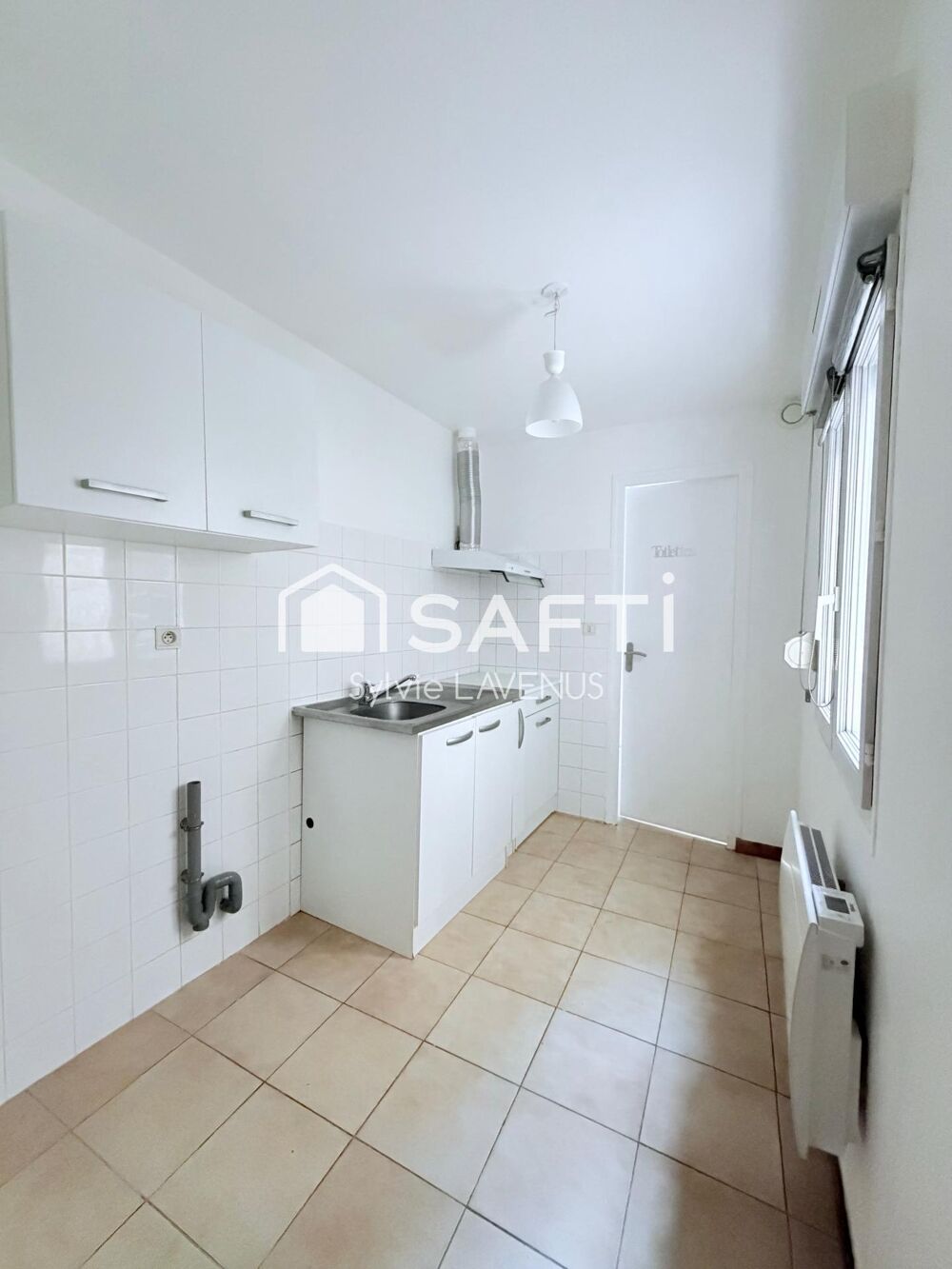 A SOISSONS 02, AU RDC D'UNE RESIDENCE A FAIBLES CHARGES, JOLI STUDIO DE 24 M2.