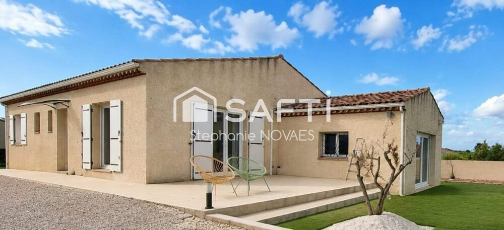Maison 4 faces de plain-pied d'environ 120 m², édifiée sur une parcelle de 690 m², offrant un cadre de vie agréable et fonctionn