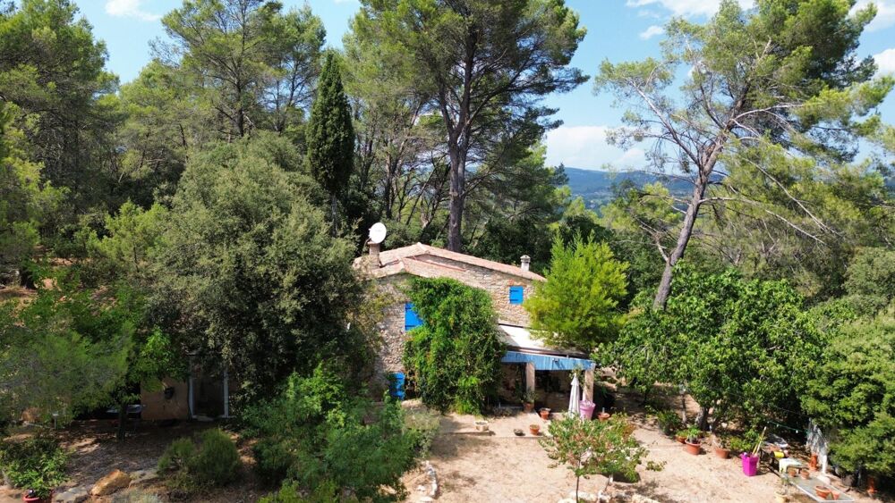 Carcès  Propriété de caractère en pierre sur plus de 7 hectares dans un écrin de nature