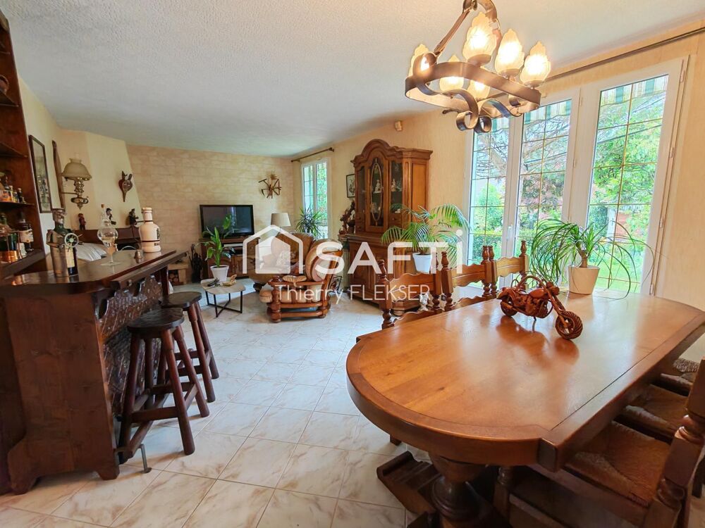 Belle maison familiale avec sous-sol total, garage et beaux volumes.