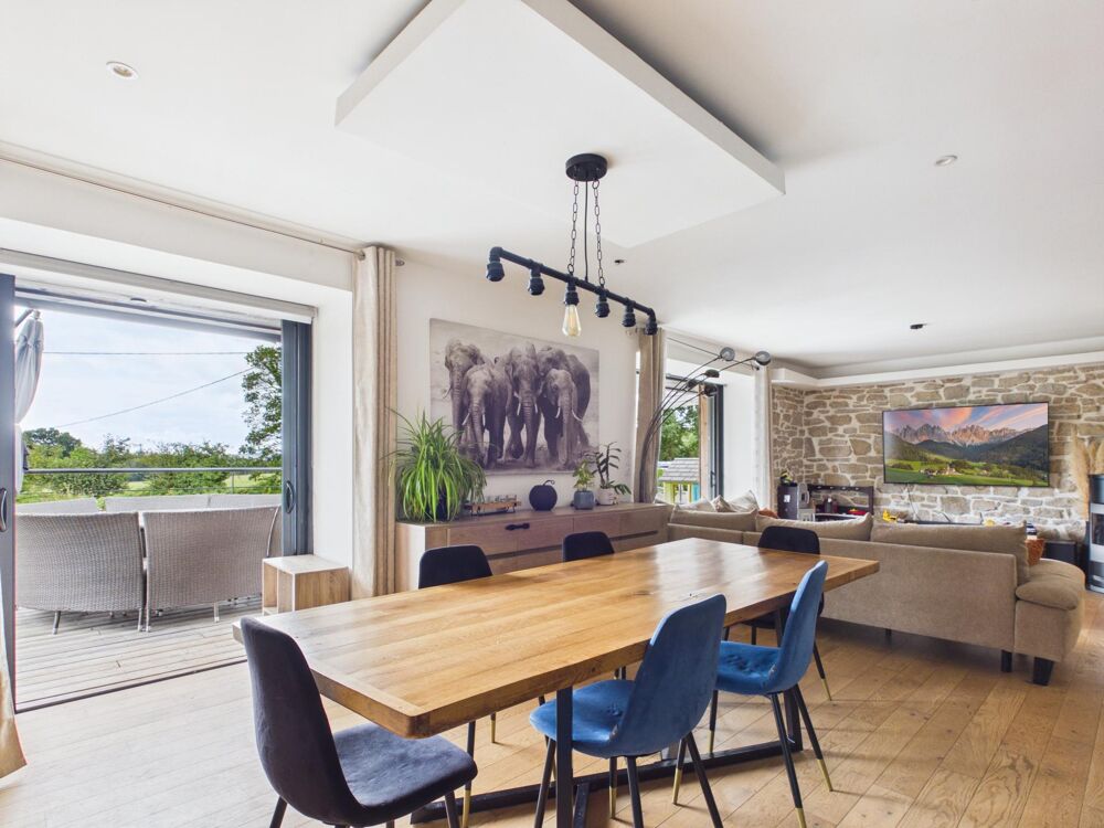 PLOUIGNEAU  Maison familiale entièrement rénovée de 135 m²  4 chambres  Terrain de 1 307 m²