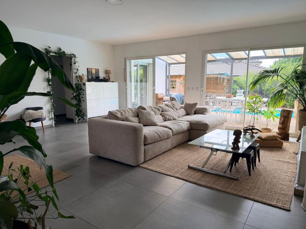 Maison moderne avec piscine, prête à vivre.