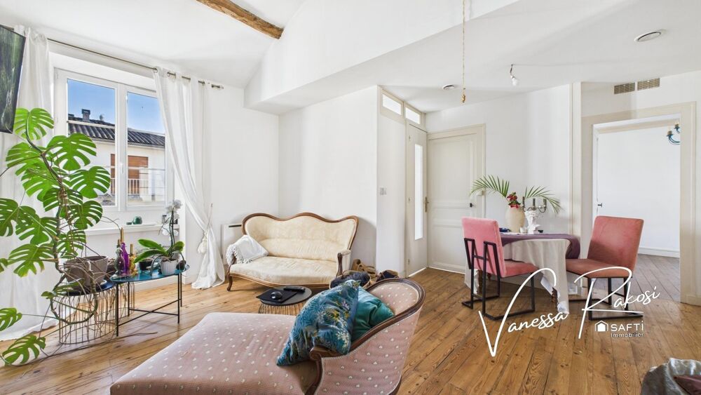 Vente Maison À Saint-Jean-d'Angély, découvrez cette maison rénovée de 104 m² avec deux chambres, jardinet et dépendance. Saint-jean-d'angely
