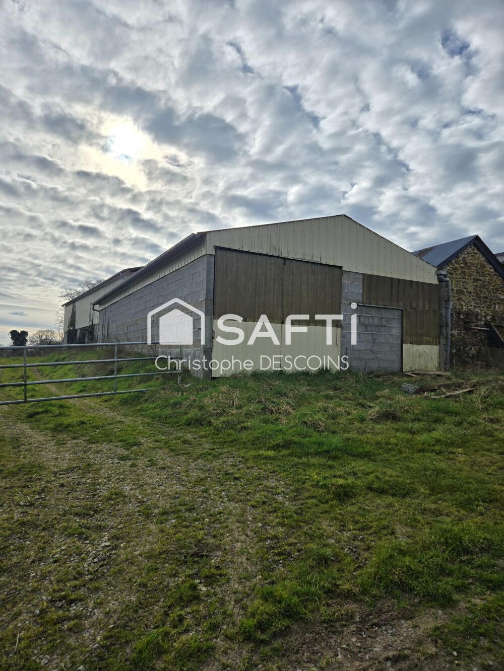 Maison de 180 m² avec vastes dépendances sur 24 500 m² à Chailland
