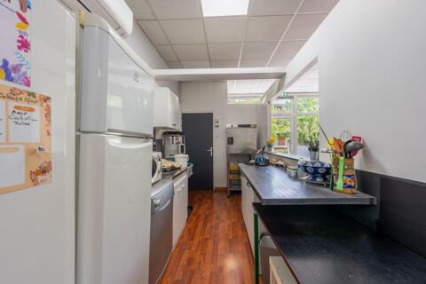   Bâtiment professionnel indépendant 481 m² avec cour et sous-sol 
