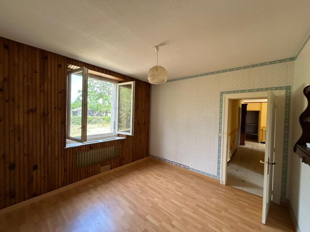 Maison dans village calme avec un beau potentiel d'agrandissement avec ses dépendances