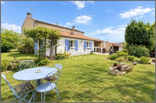 Vente Maison Balanzac : le charme de l'ancien au cœur d'un vaste écrin de verdure Balanzac