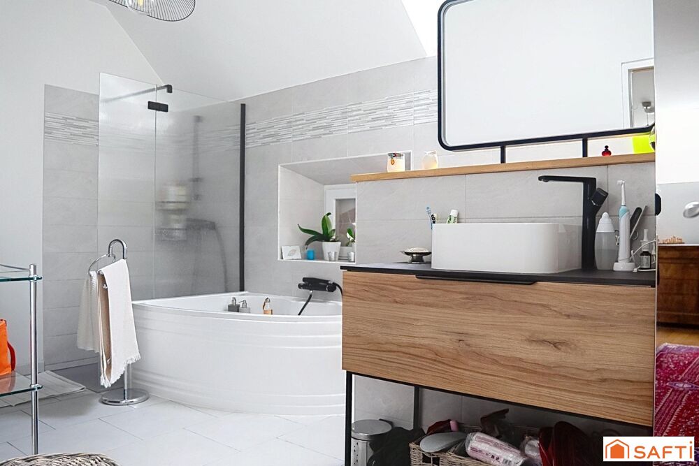 Vaste demeure proche commerces + gare direct Paris