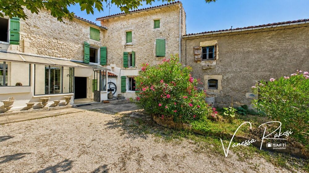 Maison charentaise en pierre de 137m², 3 chambres, jardin, cour intérieure et dépendances