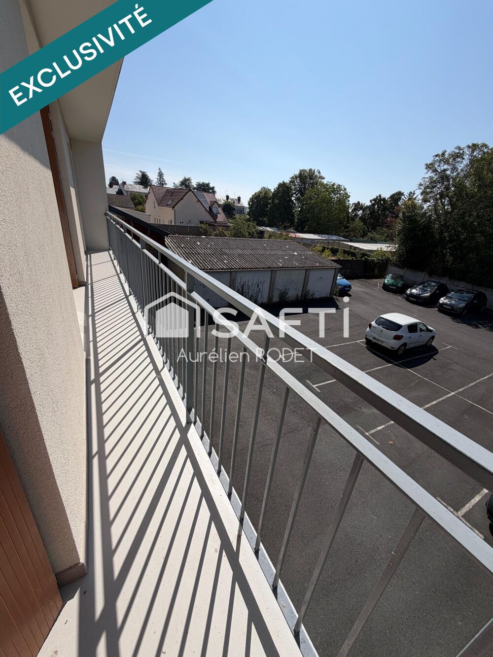 Appartement avec balcon et garage.