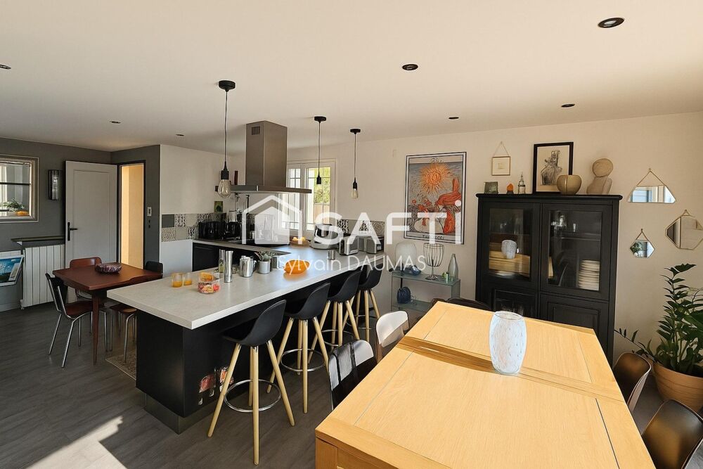 Ollioules  Espace, lumière et prestations pour une maison pensée pour votre confort.