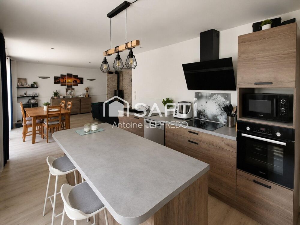 Maison rénovée avec poêle et grand garage