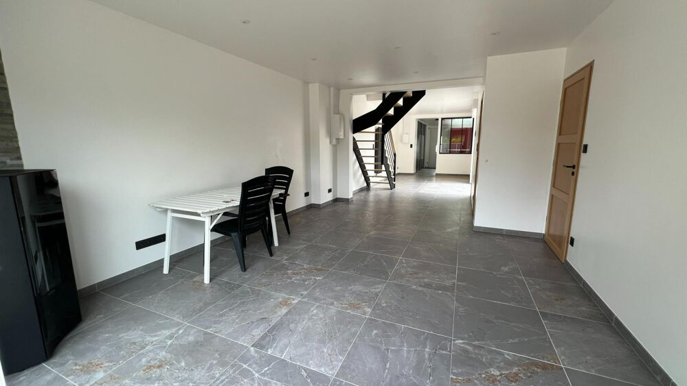 Equivalent neuf. Entièrement rénovée cet été. RDC avec chambre + salle deau. 3 chambres. 2 salles de bain. Jardin. Garage.