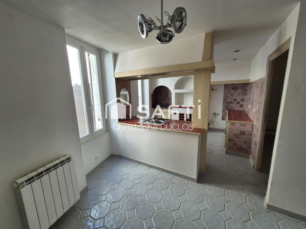 Appartement en duplex avec terrasse et garage non attenant.