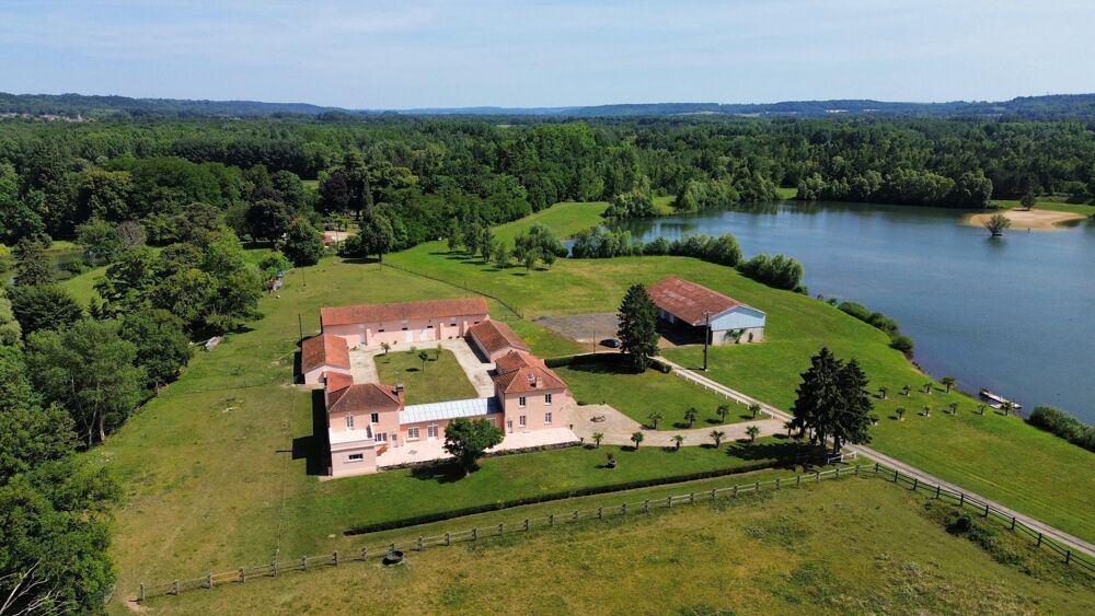 Magnifique propriété de 295 m² implantée sur un domaine de 26 hectares avec 2 étangs
