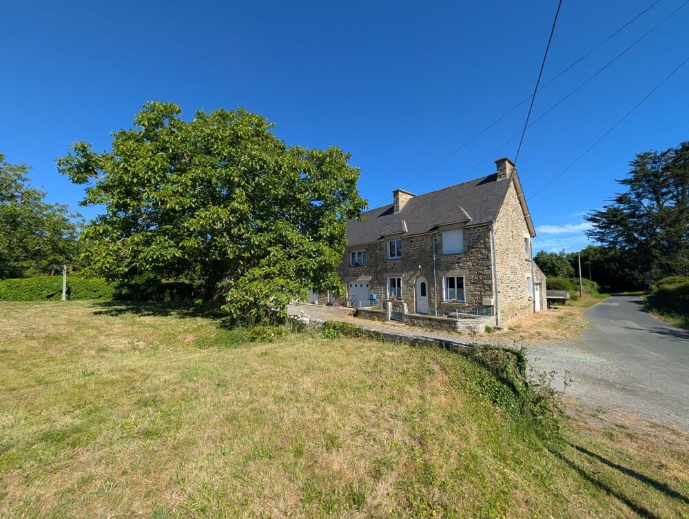 Petite maison en pierre en campagne.