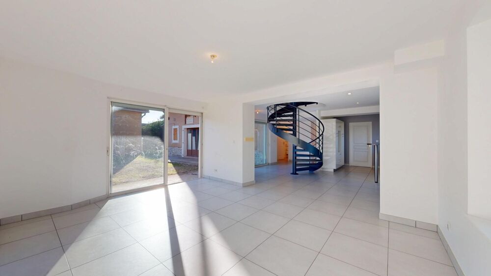 Vente Maison Vieux corps de ferme rénovée de 160 m² avec dépendances sur un grand terrain de 2248 m² Grieges