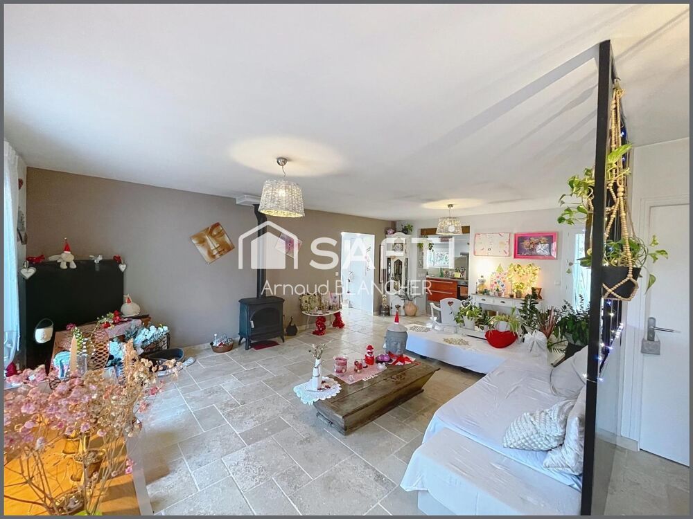 Pavillon plain-pied 5 chambres, 2 salles de bains, grande terrasse et piscine.