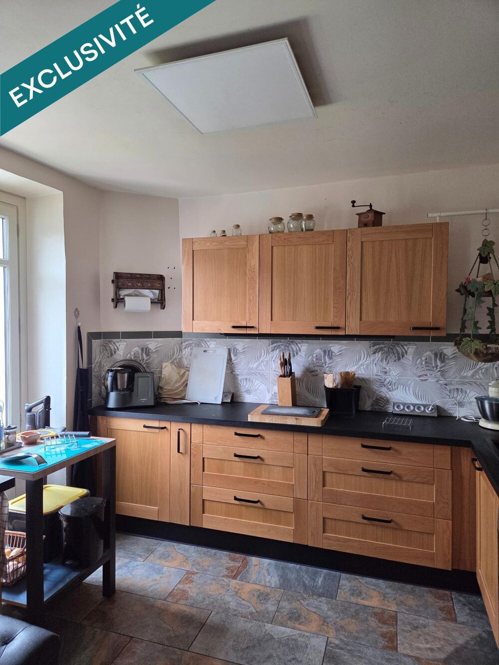 Maison d'habitation de 150 m² élevée partie sur cave, comprenant en rez-de-chaussée une entrée, un sas desservant un salon, une