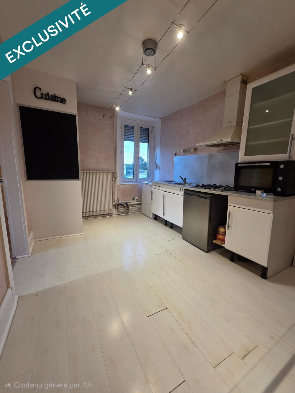 Appartement T2 de 48 m² à vendre à Saint-Nabord. Situé au 1ere étage d'un immeuble de 1960, il est en bon état général et se com